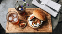 Hamburger Con Fichi, Stracciatella E Cipolle Caramellate