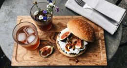 Hamburger Con Fichi, Stracciatella E Cipolle Caramellate